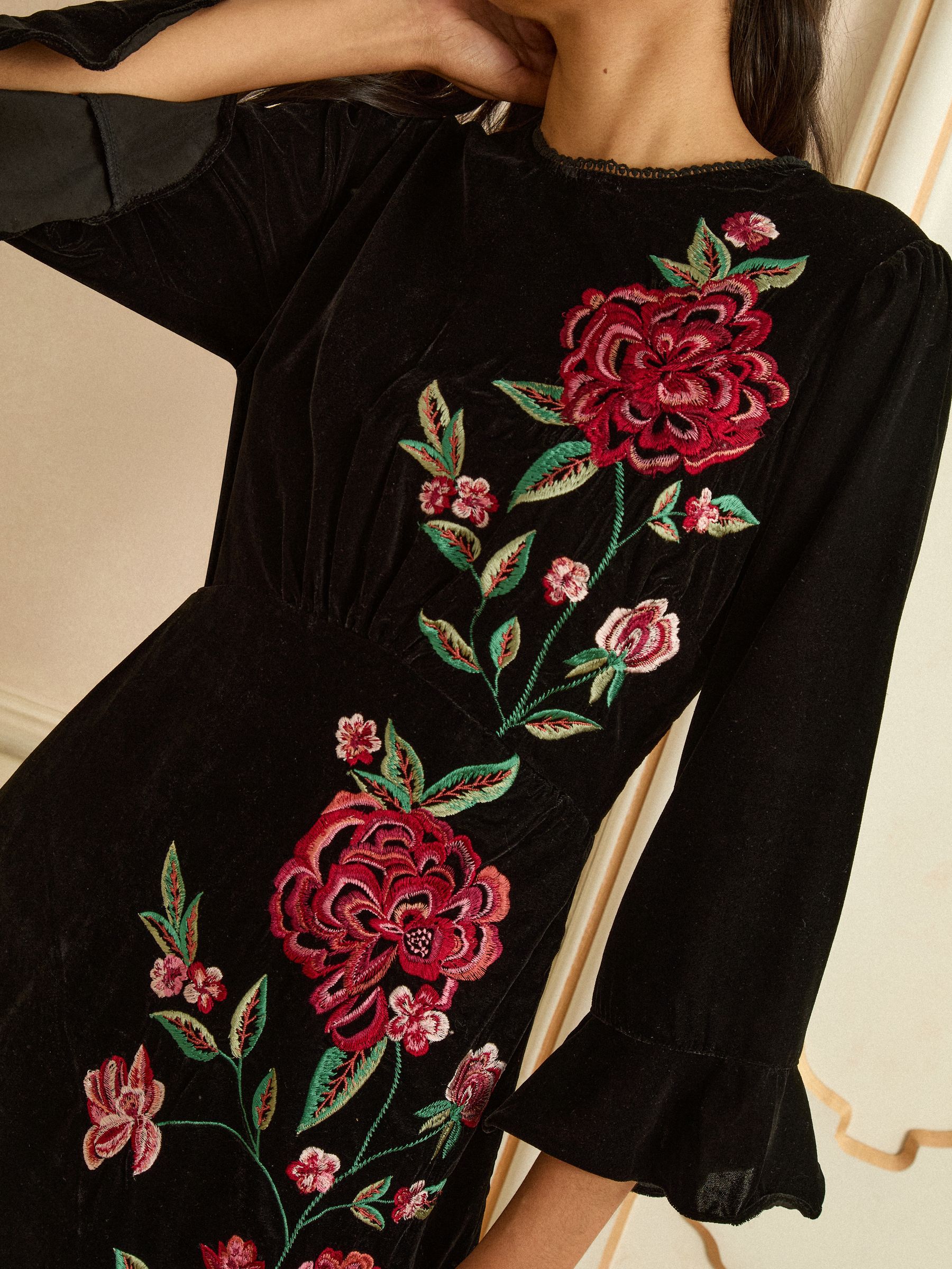 新品　Vol.2 Rose Embroidered Dress Buy Love & Roses Black Velvet Rose Embroidered Mini Dress from