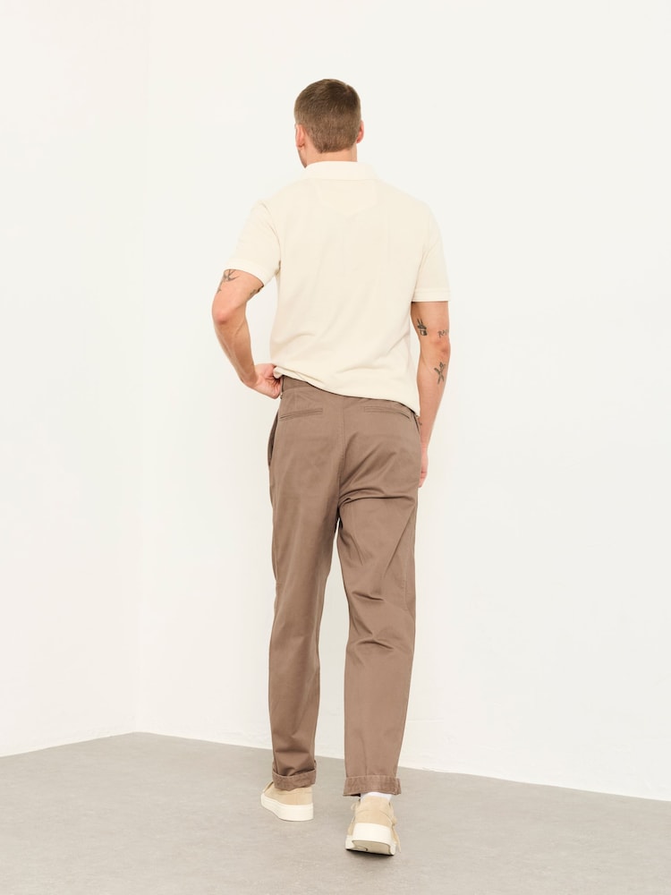Marrón - FatFace Pleat Front Twill Chinos - Imagen 2 de 7 Marrón - FatFace Pleat Front Twill Chinos - Imagen 2 de 7