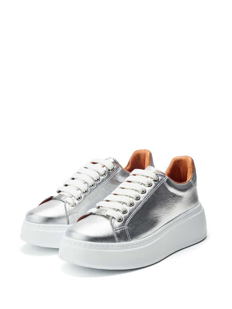 srebrna (barva); srebro - Moda in Pelle Natural Cherri Lace-Up Comfort Trainers With Small Wedge - Slika 2 iz 4 srebrna (barva); srebro - Moda in Pelle Natural Cherri Lace-Up Comfort Trainers With Small Wedge - Slika 2 iz 4