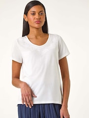 Roman Embroidery V-Neck T-Shirt - Imagen 2 de 5