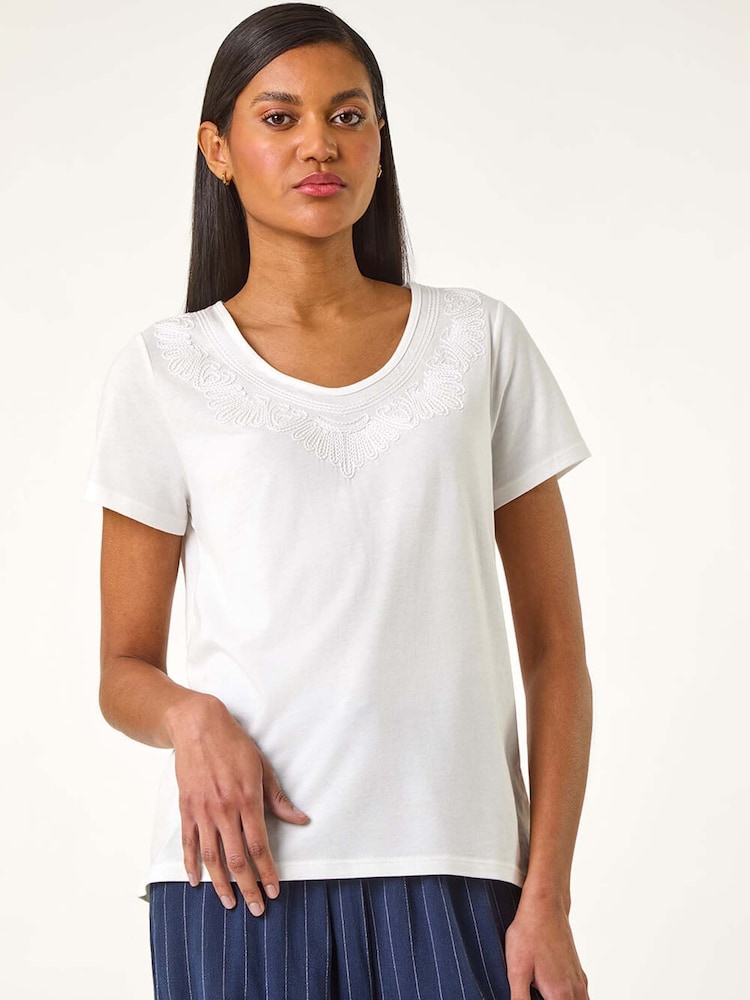 Roman Embroidery V-Neck T-Shirt - Imagen 2 de 5