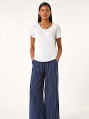 Roman Embroidery V-Neck T-Shirt - Imagen 4 de 5