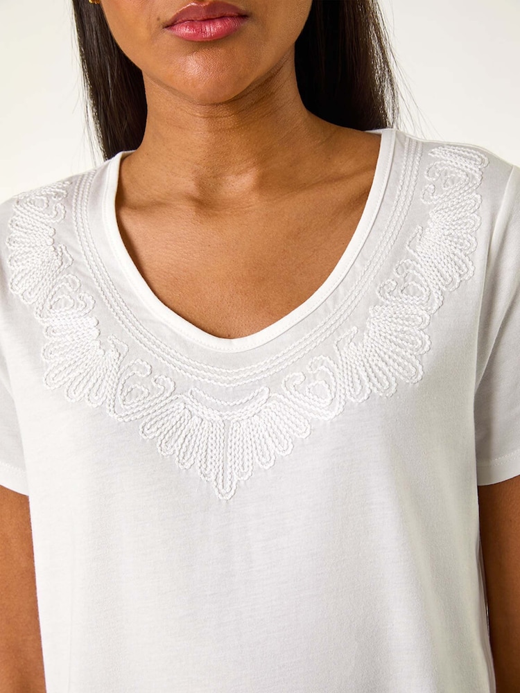 Roman Embroidery V-Neck T-Shirt - Imagen 5 de 5