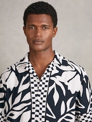 Reiss Navy/White Beattie Floral-Print Cuban-Collar Shirt - Image 3 of 5