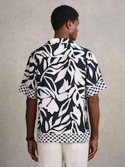 Reiss Navy/White Beattie Floral-Print Cuban-Collar Shirt - Image 4 of 5