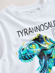 Blanco/azul con dinosaurio - Camiseta de corte estándar y manga corta con estampado gráfico (3-16 años) - Imagen 3 de 4