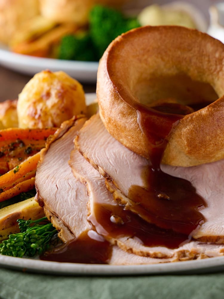 Virgin Experience Days Sunday Roast and Wine for Two at a Traditional Pub - Image 2 of 2