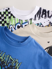 Blue/Ecru/White - حزمة من 3 تيشرتات بكُم قصير وتلبيس قياسي مزينة بتصميم جرافيكي (3-16سنة) - صورة 2 من 11