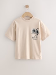 لون صخري مع طبعة نخيل على الظهر - تي شيرت برسم كم قصير وقصّة مريحة ((3-16 عامًا) - صورة 1 من 4