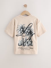 لون صخري مع طبعة نخيل على الظهر - تي شيرت برسم كم قصير وقصّة مريحة ((3-16 عامًا) - صورة 2 من 4