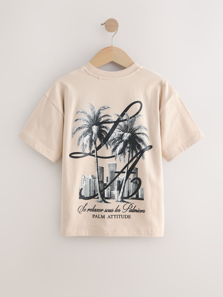 لون صخري مع طبعة نخيل على الظهر - تي شيرت برسم كم قصير وقصّة مريحة ((3-16 عامًا) - صورة 2 من 4