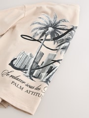 لون صخري مع طبعة نخيل على الظهر - تي شيرت برسم كم قصير وقصّة مريحة ((3-16 عامًا) - صورة 4 من 4