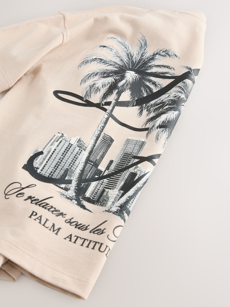 لون صخري مع طبعة نخيل على الظهر - تي شيرت برسم كم قصير وقصّة مريحة ((3-16 عامًا) - صورة 4 من 4