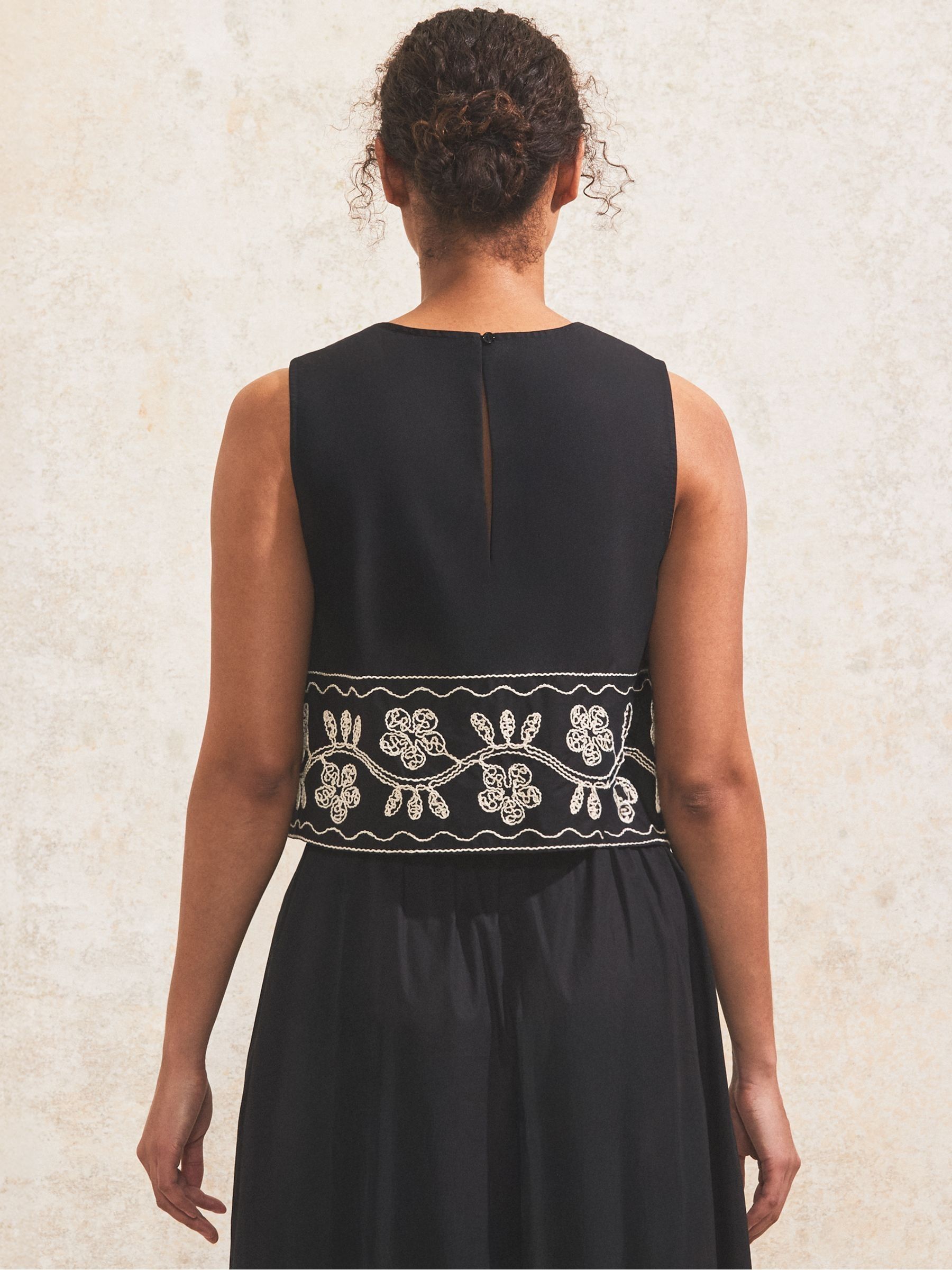 Next：日本 Ro&Zo 刺繍 シェル トップス from Next Japan