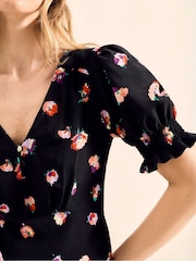 Ro&Zo Black Pansy Print Shirred Cuff Midi Dress - Image 3 of 4