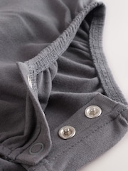 نقشة بقرة بلون رمادي/كريمي - طقم من 2 قطعة من دنغري وبودي سوت للبيبي (0شهر -3سنوات) - صورة 15 من 16