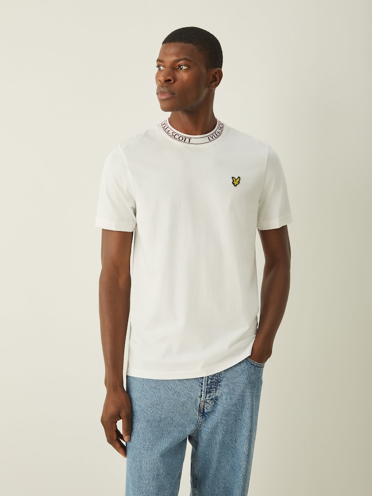 Bela - Rebrasta majica s kratkimi rokavi in logotipom Lyle & Scott - Slika 1 iz 5 Bela - Rebrasta majica s kratkimi rokavi in logotipom Lyle & Scott - Slika 1 iz 5