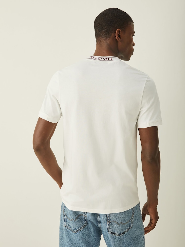 Bela - Rebrasta majica s kratkimi rokavi in logotipom Lyle & Scott - Slika 2 iz 5 Bela - Rebrasta majica s kratkimi rokavi in logotipom Lyle & Scott - Slika 2 iz 5