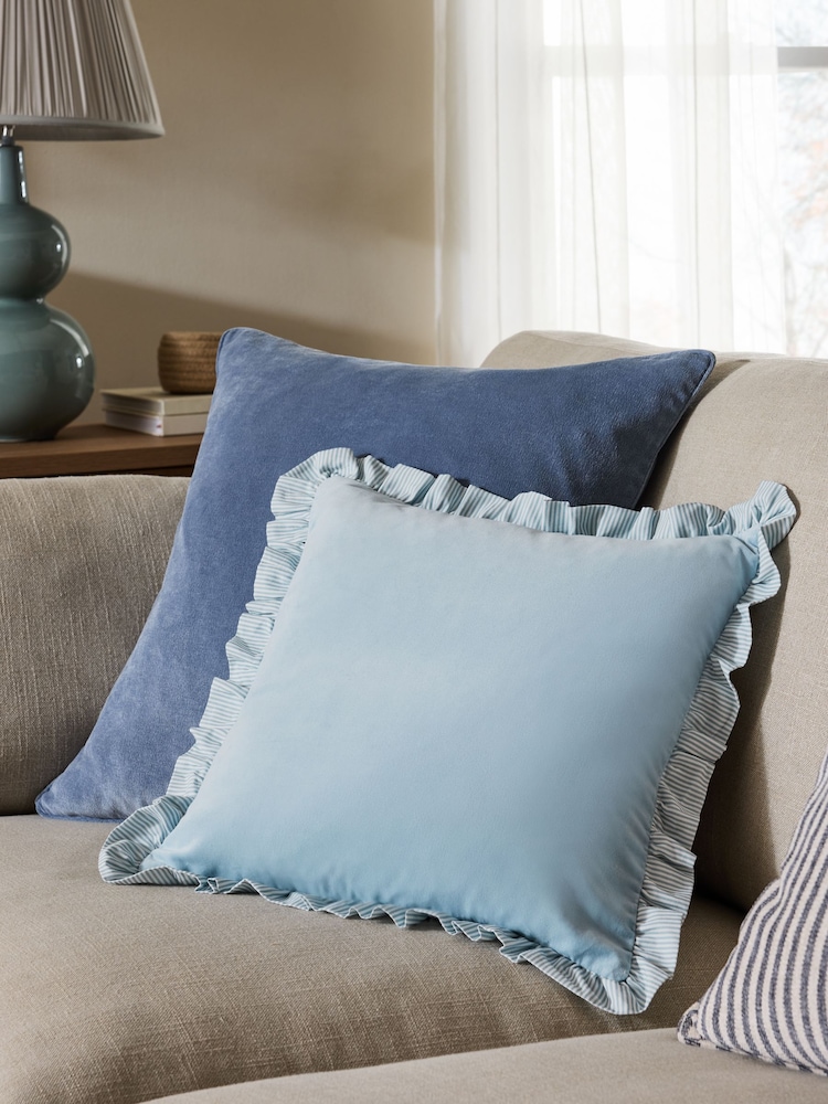 Almofada de veludo com acabamento em babados - Imagem 1 de 2 Almofada de veludo com acabamento em babados - Imagem 1 de 2