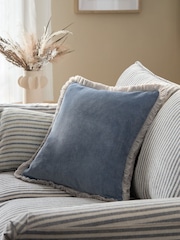 Pute i myk velur med kontrastfargede frynser - Bilde 1 av 2