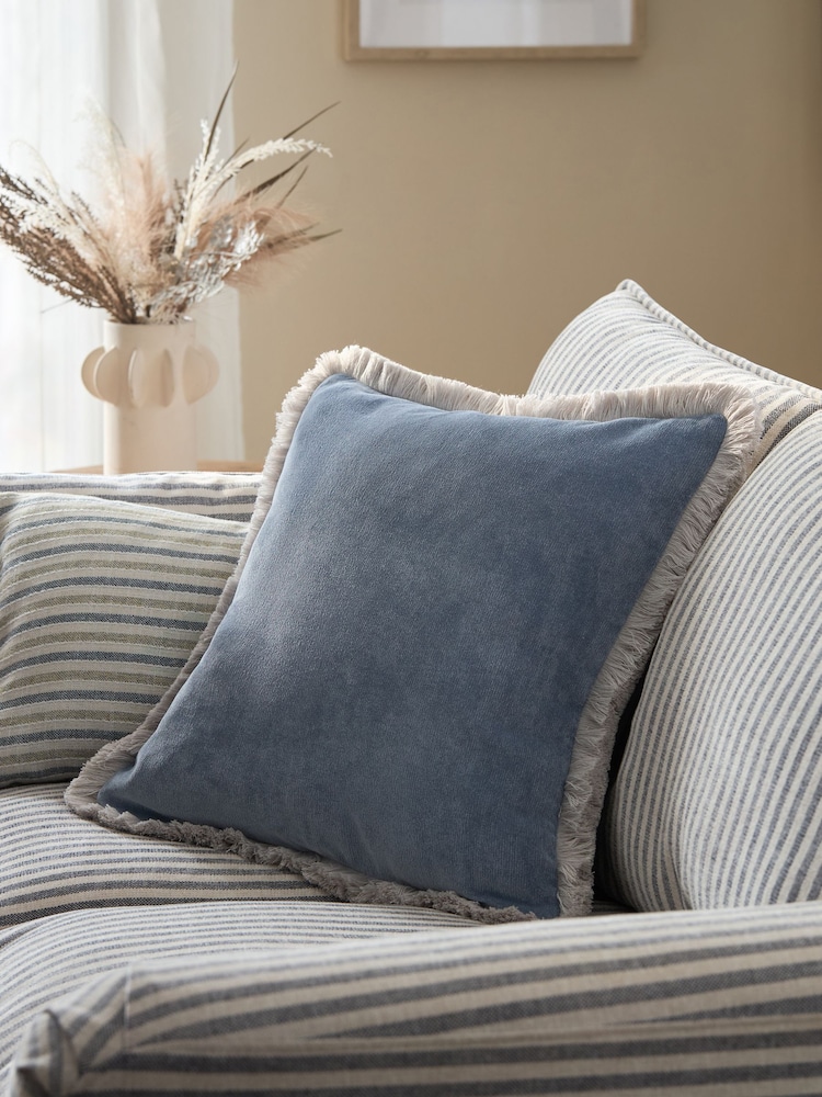 Pute i myk velur med kontrastfargede frynser - Bilde 1 av 2