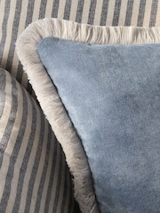 Pute i myk velur med kontrastfargede frynser - Bilde 2 av 2