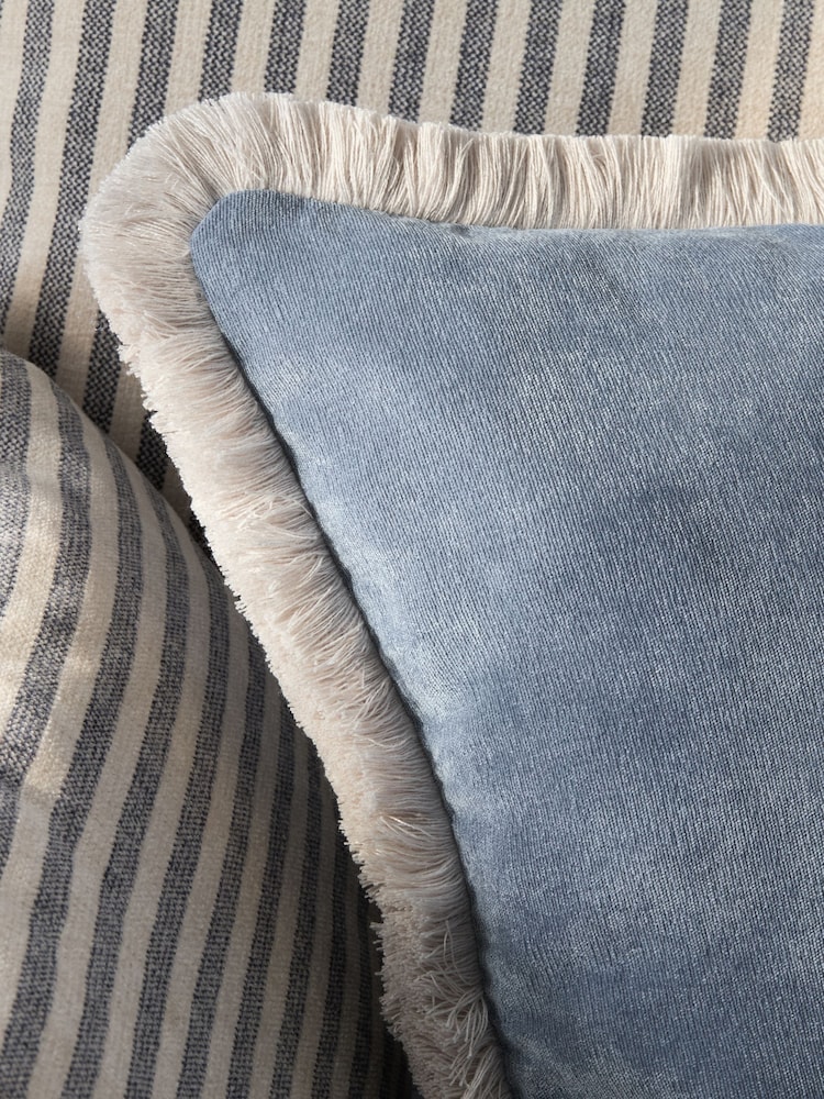 Pute i myk velur med kontrastfargede frynser - Bilde 2 av 2