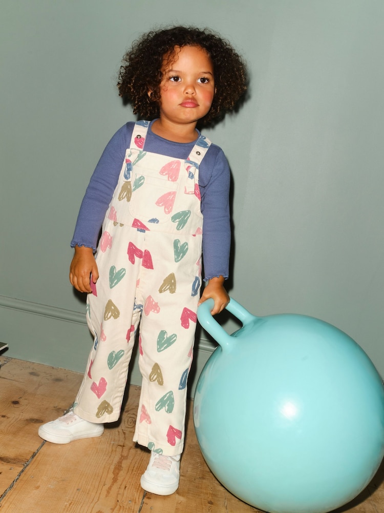 Ecru - Heart Print Dungarees and T-Shirt Set (3mths-7yrs) - Bilde 1 av 6 Ecru - Heart Print Dungarees and T-Shirt Set (3mths-7yrs) - Bilde 1 av 6