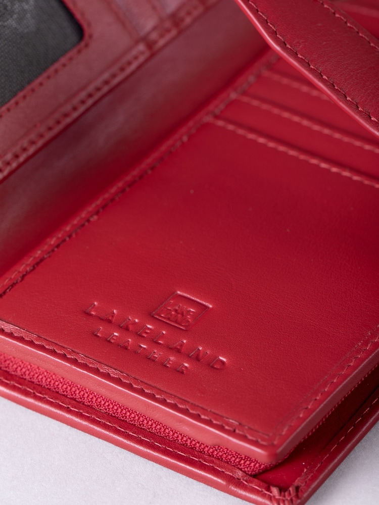 أحمر - محفظة كبيرة بحزام على شكل مسمار من Lakeland Leather - صورة 5 من 5 أحمر - محفظة كبيرة بحزام على شكل مسمار من Lakeland Leather - صورة 5 من 5