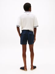 Shorts Tommy Hilfiger com bordado de bandeira - Imagem 2 de 5