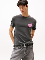 داكن أسود - Tommy Jeans Back Graphic Print Crew Neck T-Shirt - صورة 1 من 5