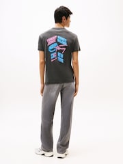 داكن أسود - Tommy Jeans Back Graphic Print Crew Neck T-Shirt - صورة 2 من 5