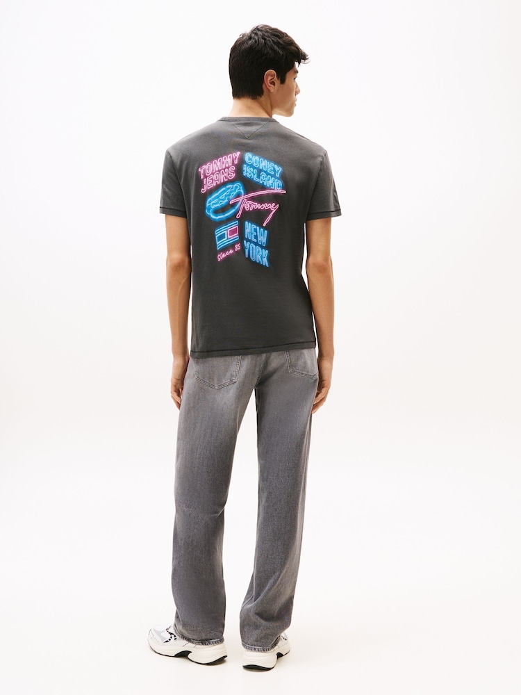داكن أسود - Tommy Jeans Back Graphic Print Crew Neck T-Shirt - صورة 2 من 5