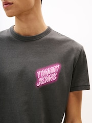 داكن أسود - Tommy Jeans Back Graphic Print Crew Neck T-Shirt - صورة 4 من 5