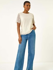 Camiseta com Roman Floral Print e sobreposição de renda - Imagem 3 de 5