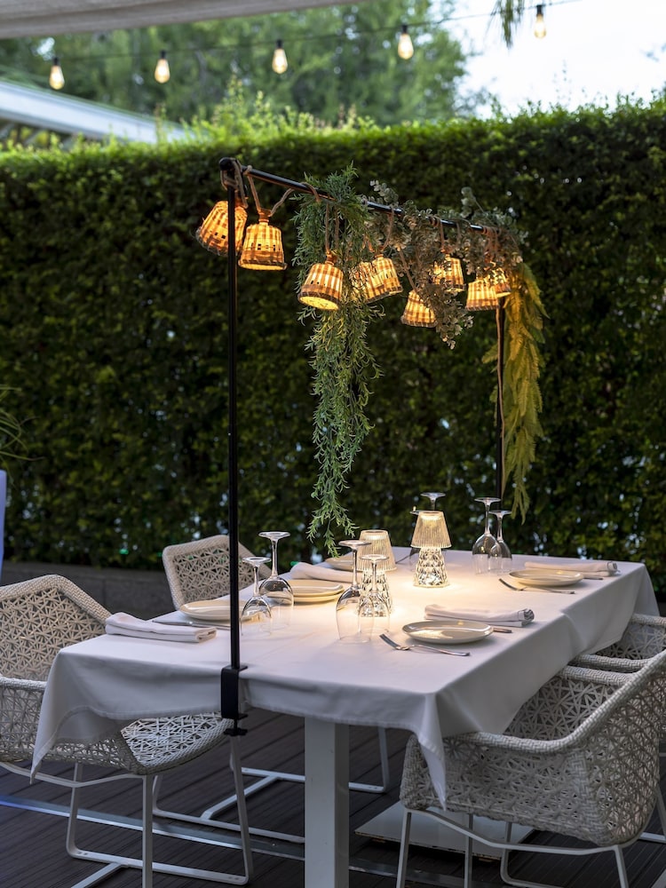 New Garden Natural Handcrafted Solar Garland with Natural Fibre Lampshades - Image 2 of 6