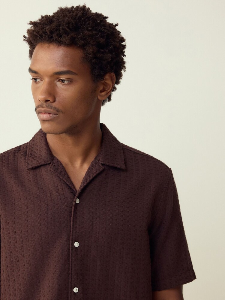 بني - قميص بكم قصير مزركش - صورة 1 من 7 بني - قميص بكم قصير مزركش - صورة 1 من 7