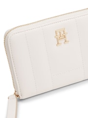 Creme - Tommy Hilfiger Monogram Flag Quilted Zip-Around Purses - Imagem 4 de 4