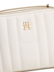 Crema - Tommy Hilfiger Monogram Quilted Camera Bag - Imagen 3 de 5