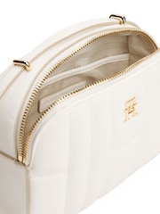 Crema - Tommy Hilfiger Monogram Quilted Camera Bag - Imagen 4 de 5