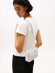Crema - Tommy Hilfiger Monogram Quilted Camera Bag - Imagen 5 de 5
