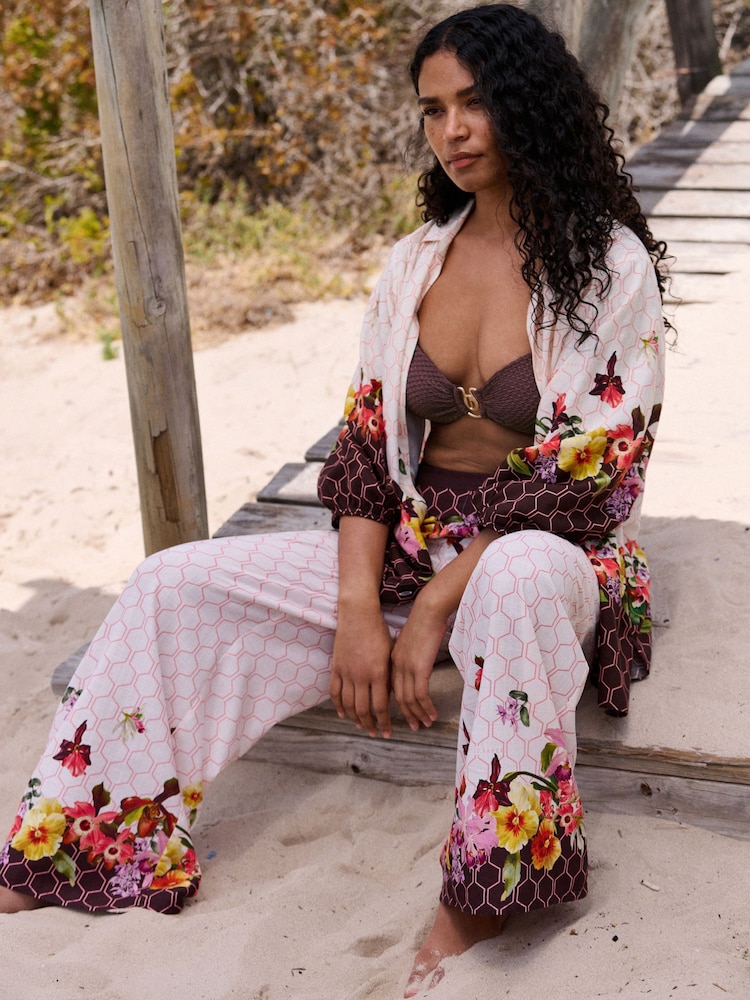 B by Ted Baker Ecru/Chocolate Geo Floral Leveälahkeiset Rantahousut - Kuva 2 / 12