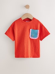 أحمر مربعات صغيرة - Short Sleeve Pocket T-Shirt (3mths-7yrs) - صورة 1 من 4