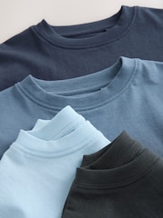 Blue/White/Navy/Black - حزمة من 4 تيشرتات بأكمام قصيرة (3-16 سنة) - صورة 7 من 8