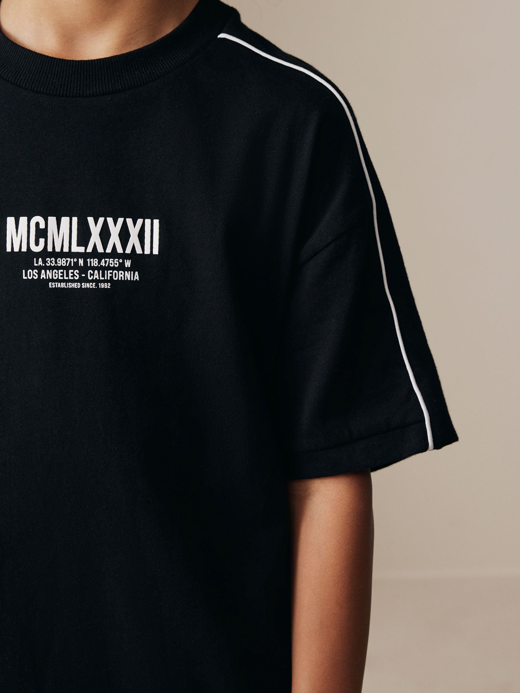 Next：日本 ブラック / ホワイト - リラックスフィット 半袖 Tシャツ