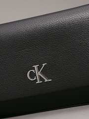 Calvin Klein Minimal Monogram Shoulder Pouch - Bild 4 von 4