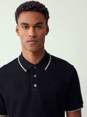 Preto - Camisa polo de manga curta com ponta de ajuste regular - Imagem 4 de 8