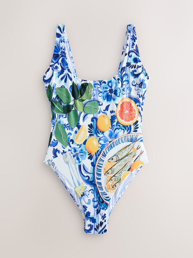 Blue/White Porcelain Sardine Print - طقم سباحة متعرج مع مشد للبطن - صورة 1 من 4 Blue/White Porcelain Sardine Print - طقم سباحة متعرج مع مشد للبطن - صورة 1 من 4