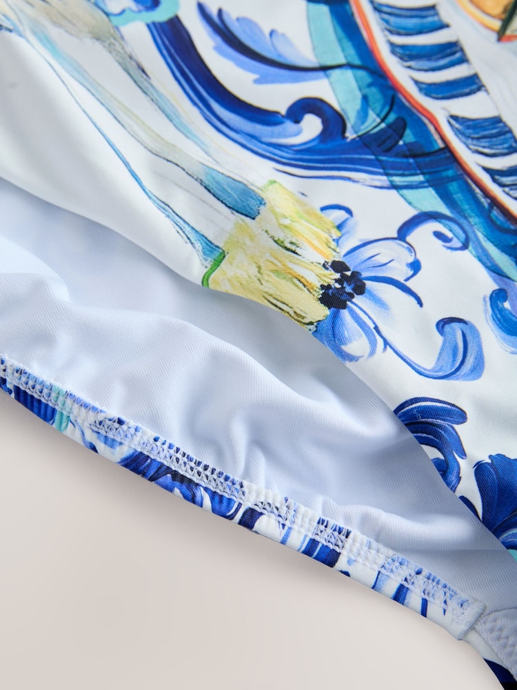 Blue/White Porcelain Sardine Print - طقم سباحة متعرج مع مشد للبطن - صورة 4 من 4 Blue/White Porcelain Sardine Print - طقم سباحة متعرج مع مشد للبطن - صورة 4 من 4