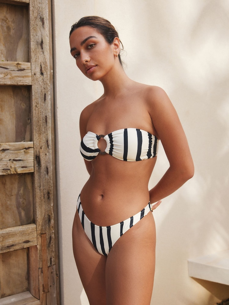 كريم/أسود مقلم - قطعة بيكيني علوية مزينة بجزء معدني وبكتف مكشوف - صورة 2 من 10 كريم/أسود مقلم - قطعة بيكيني علوية مزينة بجزء معدني وبكتف مكشوف - صورة 2 من 10